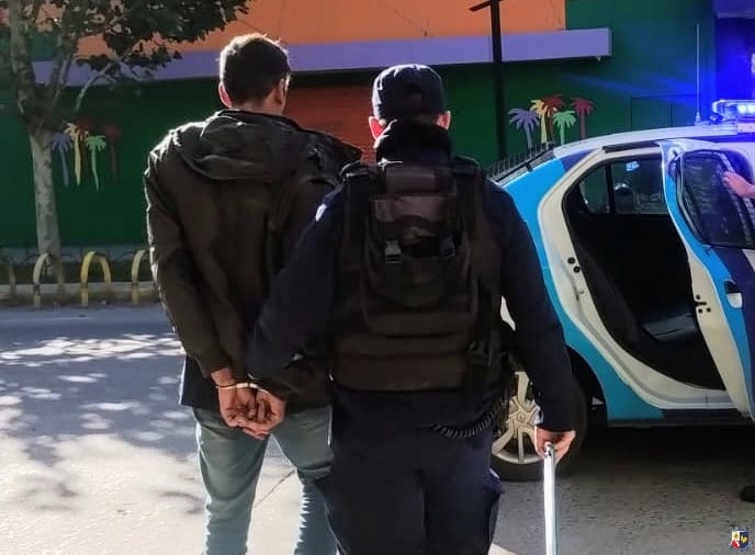 Villa Mercedes: Detuvieron a un hombre por dañar un auto y agredir a la policía.