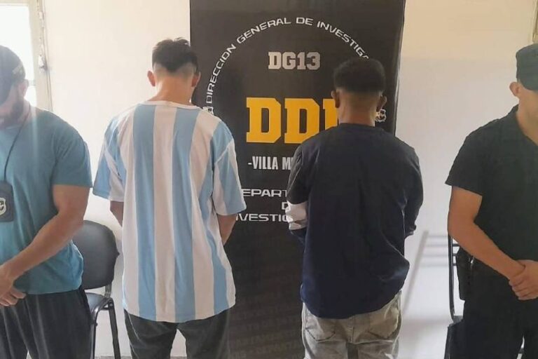 Encuentran drogas y detienen a dos personas en un allanamiento por el robo de una motocicleta