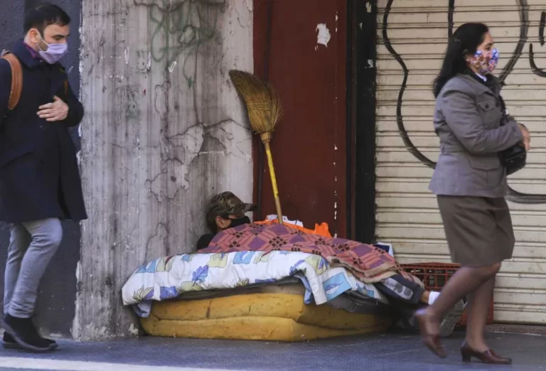La pobreza en Argentina bajó al 34,9% en febrero, según la Universidad Di Tella