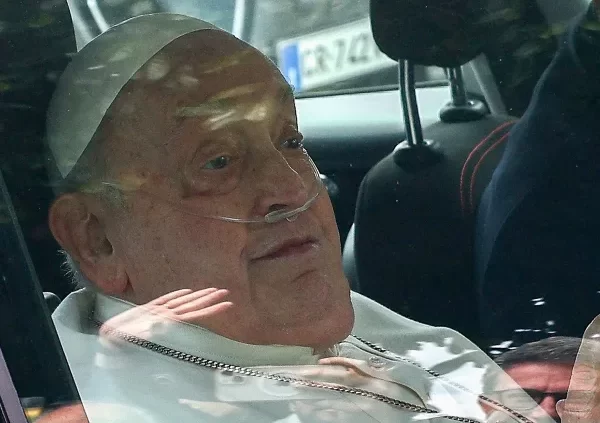 El médico del Papa reveló los momentos críticos en que Francisco estuvo al borde de la muerte