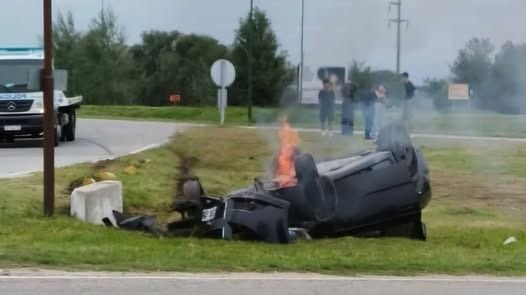 Tilisarao: Un auto volcó y se incendió. Iban 8 jóvenes a bordo