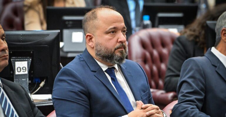Un senador presentó un proyecto de ley para que la policía pueda solicitar allanamientos instantáneos, y los jueces puedan firmarlos a través de su teléfono