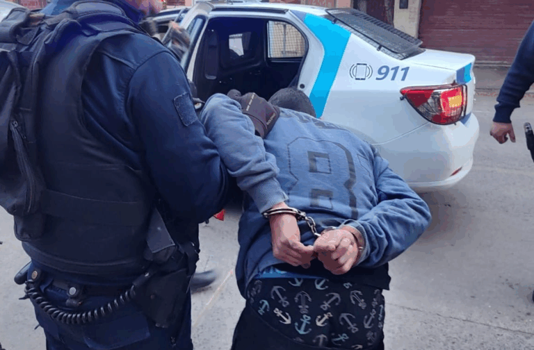 Villa Mercedes: tras una persecución, la Policía demoró a dos sujetos que cometieron un asalto a mano armada en un comercio