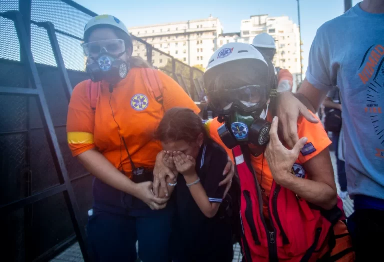 Piden indagatoria a un policía acusado de tirarle gas a una niña durante una marcha de jubilados del 2024