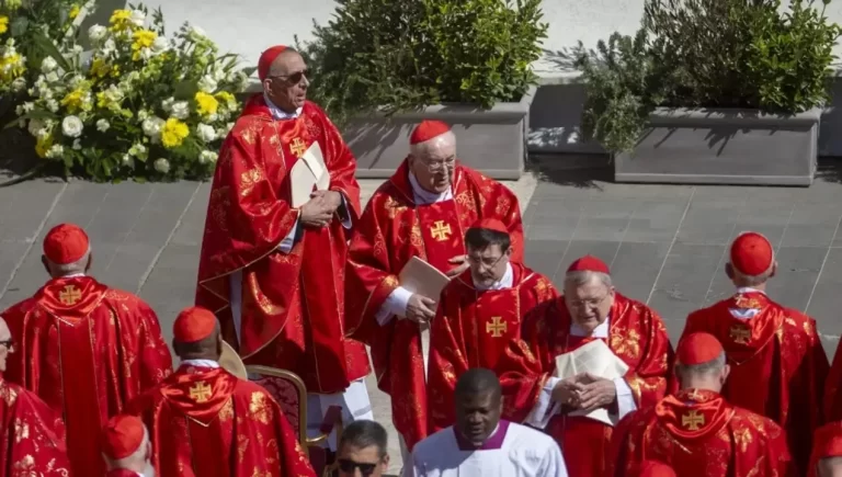 Vaticano en transición: Cardenales rinden homenaje a Francisco y preparan un Cónclave lleno de incógnitas