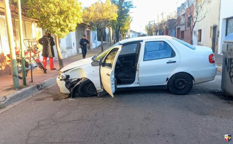 Ocurrio en San Luis: Se quedó dormido, chocó y le encontraron un arma en el auto