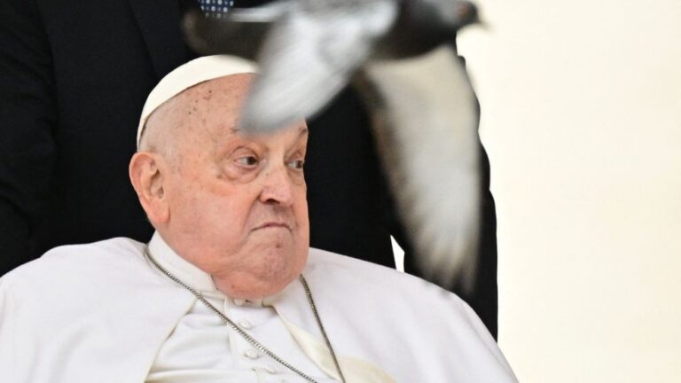 El papa Francisco participó de la misa de Pascuas en el Vaticano desde el balcón de la Basílica de San Pedro