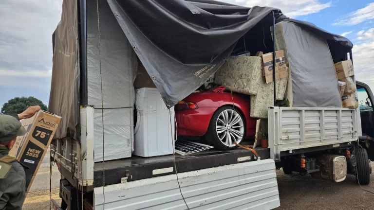 Corrientes: secuestraron un auto BMW valuado en casi $100 millones dentro de un camión de mudanza