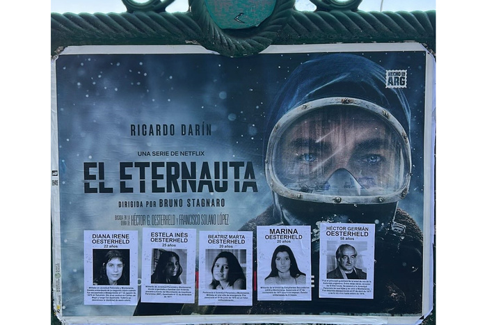 El Eternauta tiene memoria: Se intervinieron afiches para recordar Oesterheld y a sus cuatro hijas desaparecidas del historietista