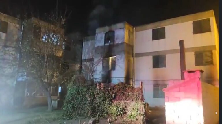 Incendio en Barrio Santa Rita de Casia: Los bomberos lograron controlarlo