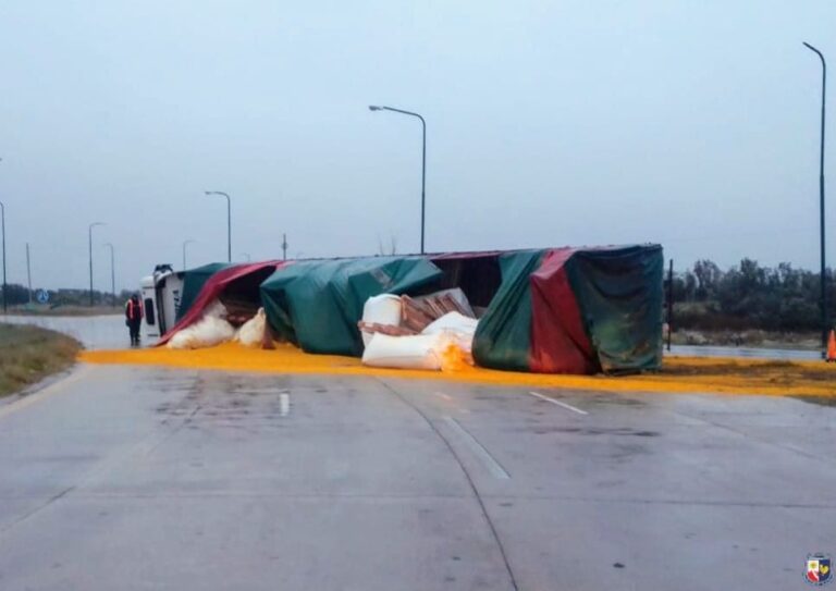 Villa Mercedes: un camión volcó en la rotonda de Ruta 8 y Circunvalación