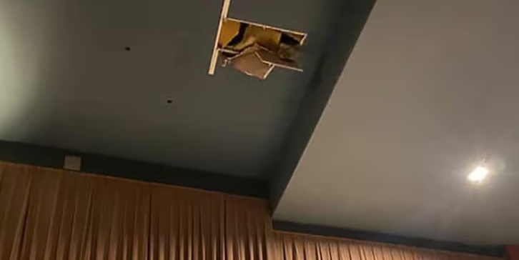 Fue a ver la película Destino Final al cine y se le cayó el techo encima