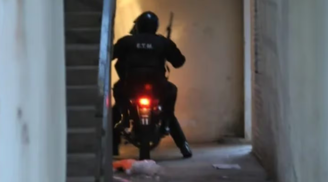 Lo golpearon, lo apuñalaron con un palo y lo tiraron a una acequia: la escalofriante agresión narco en Santiago del Estero