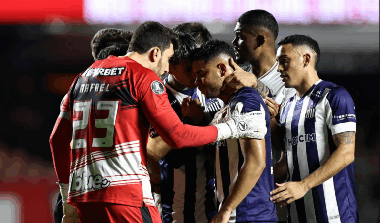 Un jugador de Talleres se puso a llorar y acusó a un rival de San Pablo de discriminación