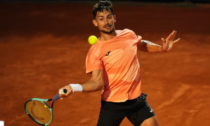 Navone sorprende en Roland Garros y avanza a segunda ronda