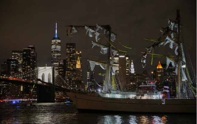Un barco de la Armada Mexicana impacta en el icónico puente de Brooklyn