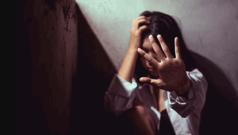 Detienen a un hombre por agredir a su pareja y destruir su celular en Villa Mercedes