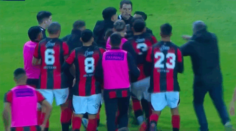Escándalo en La Pedrera: jugadores de Defensores de Belgrano persiguieron al árbitro