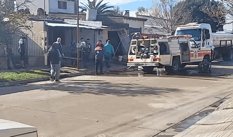 Incendio en el Barrio Feliciano Sarmiento: Cuatro personas afectadas por el humo