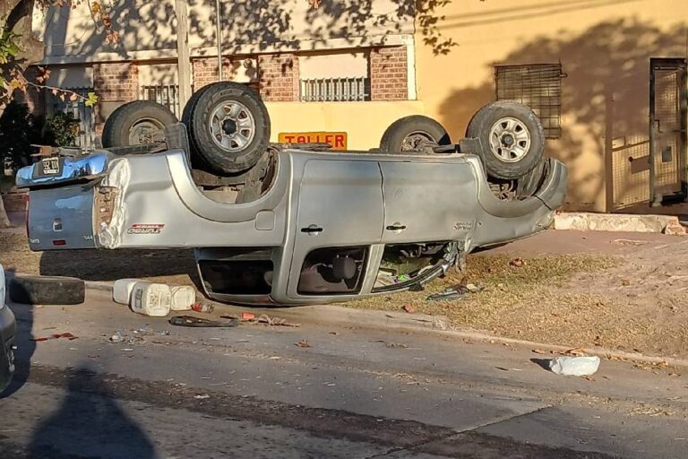 Una camioneta volcó en plena Avenida 25 de Mayo