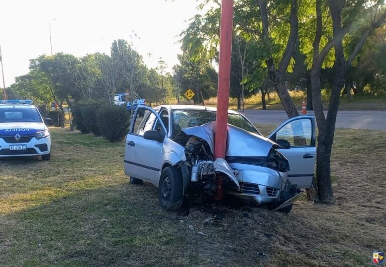 San Luis: Chocaron contra una columna y hay tres heridos, entre ellos un niño de 10 años