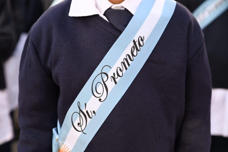 Más de 400 estudiantes prometieron lealtad a la Bandera Argentina
