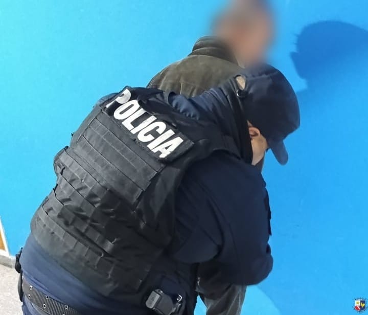 Violó la restricción, saltó el muro para entrar a la casa de su ex y terminó detenido