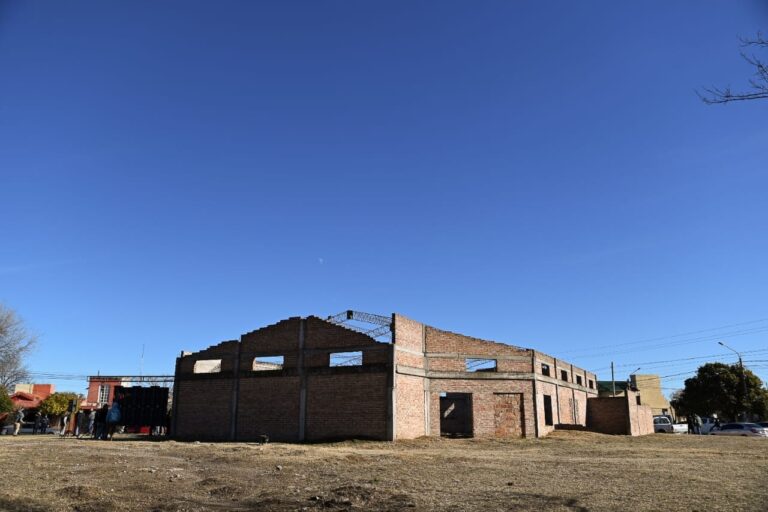 Avanza la recuperación del SUM en el barrio Viva San Luis