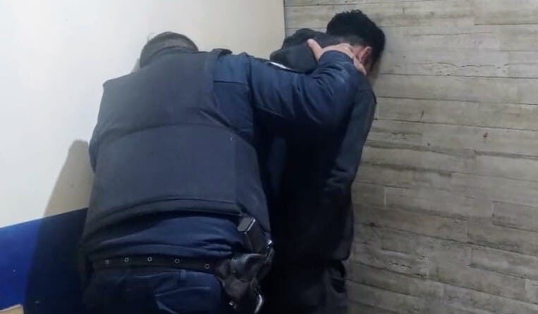 Persecución en Villa Mercedes: lo demoraron tras meterse en una vivienda ajena
