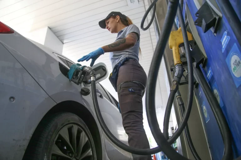 El Gobierno ajusta el impuesto a los combustibles por inflación y anuncia subas en las naftas
