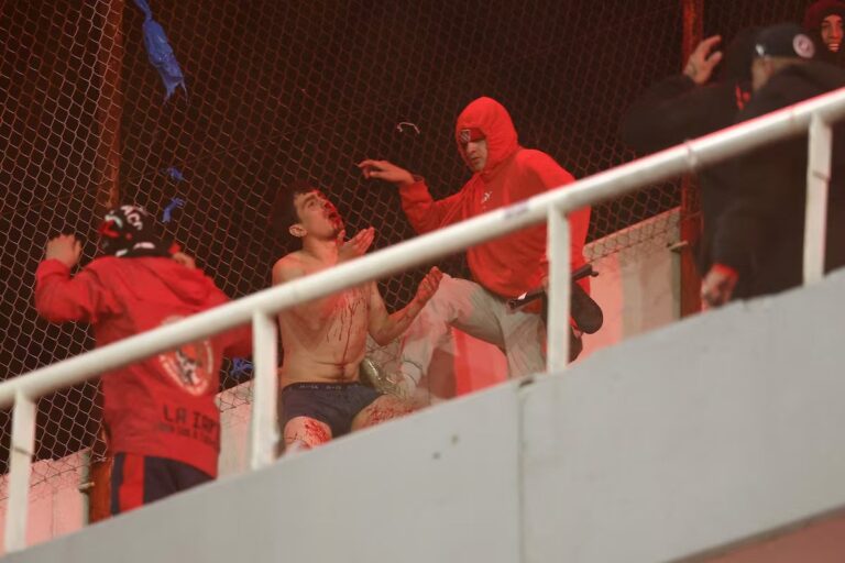 Noche de terror en Avellaneda: un hincha cayó desde la tribuna en medio de la violencia