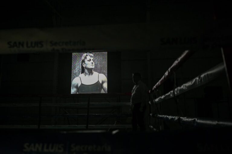 El boxeo puntano rindió homenaje a la ‘Locomotora’ Oliveras en Villa de la Quebrada