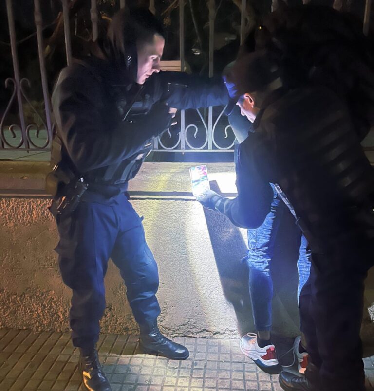 Un joven de Villa Mercedes fue detenido tras causar daños en comercios y enfrentarse con efectivos