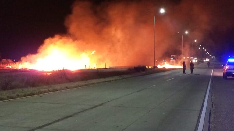 Urgente: Murió el chofer del camión que volcó y se incendió en la Autopista