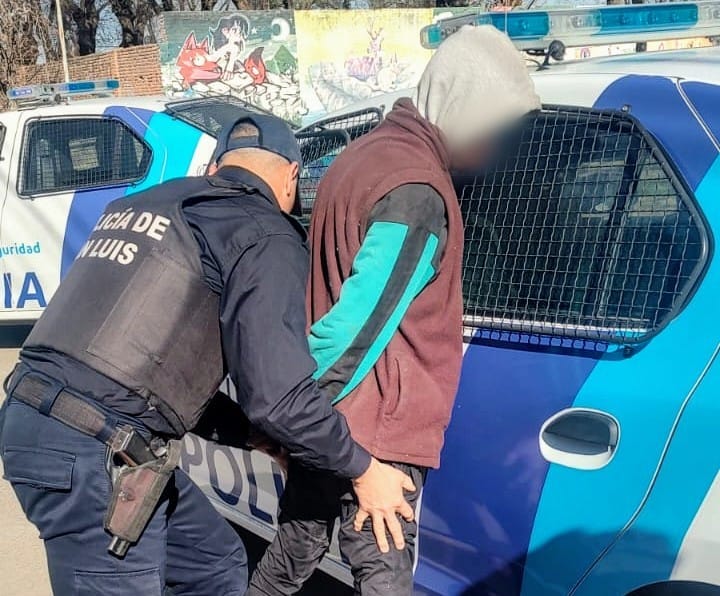 Robó frutas, dañó un vehículo y fue reducido por la Policía