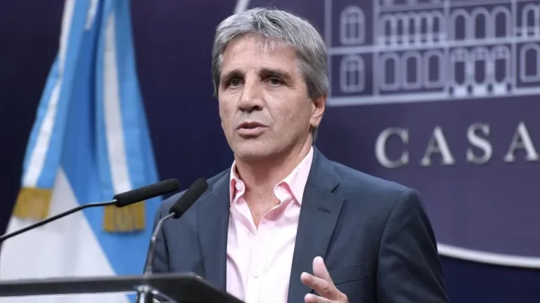 Luis Caputo: “La suba de tasas afectará la economía, pero confío en la recuperación”