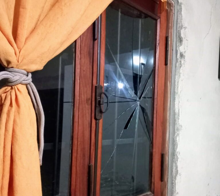 Detuvieron a una mujer por dañar e intentar ingresar a la fuerza a una vivienda