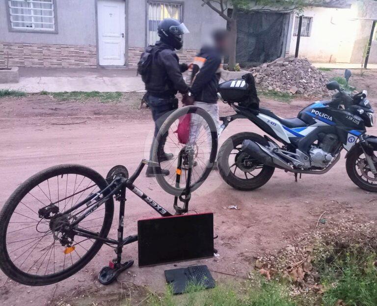 Intentó escapar en bicicleta con un televisor y fue detenido