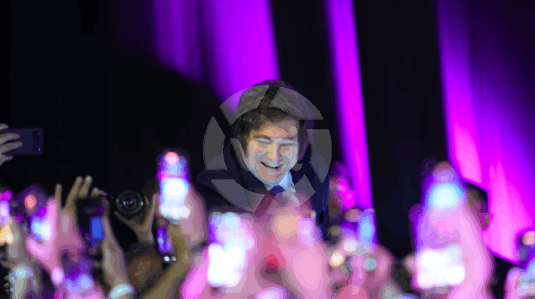 El dólar cerró a $1460 tras la victoria de LLA y las acciones argentinas subieron hasta 50%