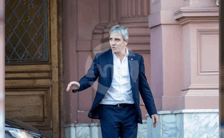 Caputo y Bessent negociarán hoy en Washington el rescate financiero para Argentina