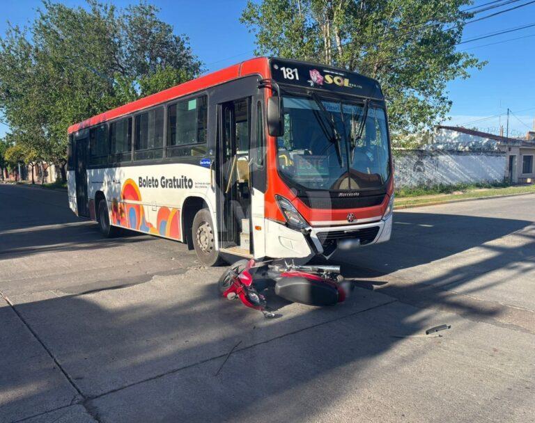 Chocaron una moto y un colectivo: una adolescente resultó herida