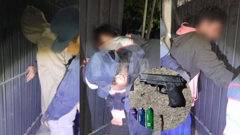 Llevaba un arma de juguete y fue detenido junto a dos hombres que merodeaban viviendas