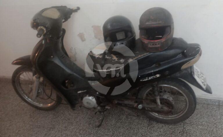 Detuvieron a dos hombres que circulaban con tubos de bronce y una tijera