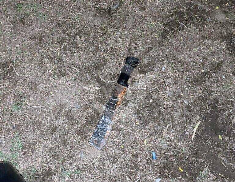 Un hombre fue detenido por enfrentar a la policía con un machete