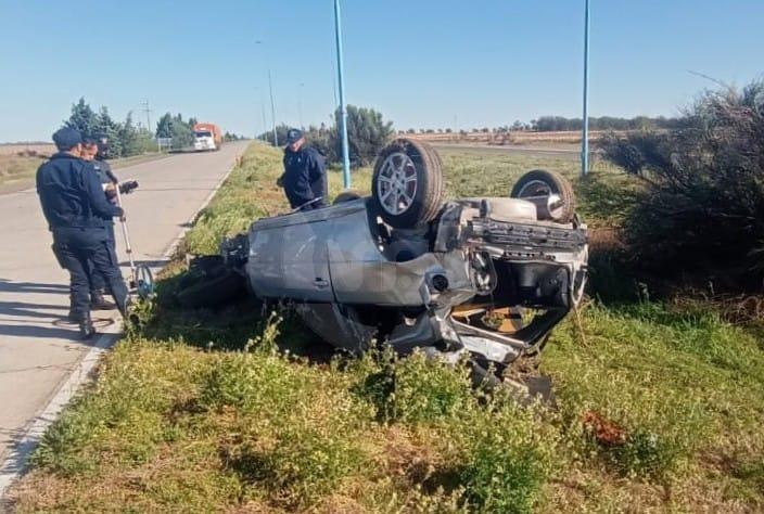 Vuelco en la Autopista: un joven sufrió fracturas en un accidente cerca de Villa Salles