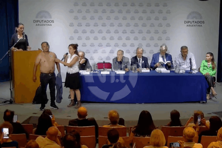 Antivacunas en el Congreso: especialistas aclaran por qué se adhieren objetos a la piel