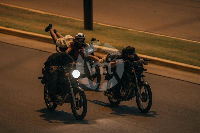 Proponen que quienes se accidenten haciendo piruetas ilegales en moto paguen sus prótesis y gastos médicos