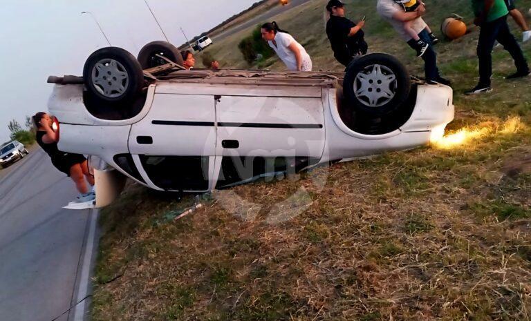 Vuelco en la autopista: una mujer y un menor fueron derivados al Policlínico Regional