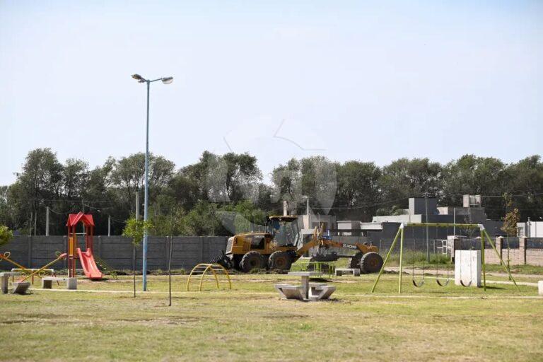 Vecinos de un barrio exclusivo reclaman asfalto pero deben más de $50 millones