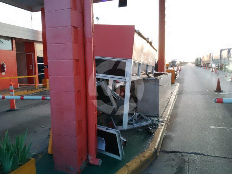 Desaguadero: un camión destruyó una cabina de peaje